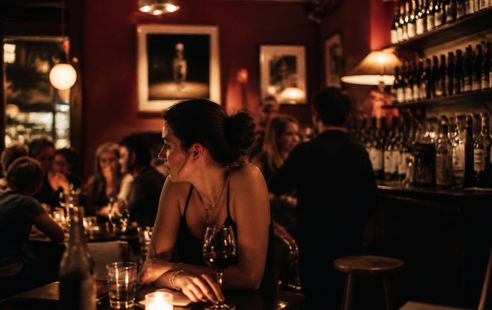 Interior íntimo de un bar de vinos con luz cálida